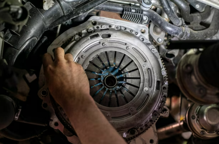 como funciona a embreagem da moto como usar embreagem, freio e acelerador quando usar a embreagem o que é embreagem de moto para que serve a embreagem componentes da embreagem embreagem de carro pedal da embreagem